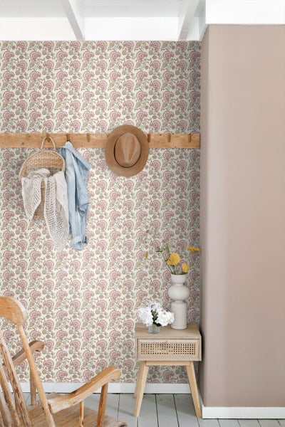 Raumansicht mit floral gemusterter Tapete, Holzgarderobe, Accessoires und Beistelltisch