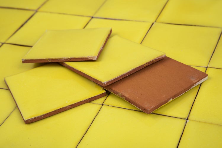 Quadratische Fliesen aus Keramik