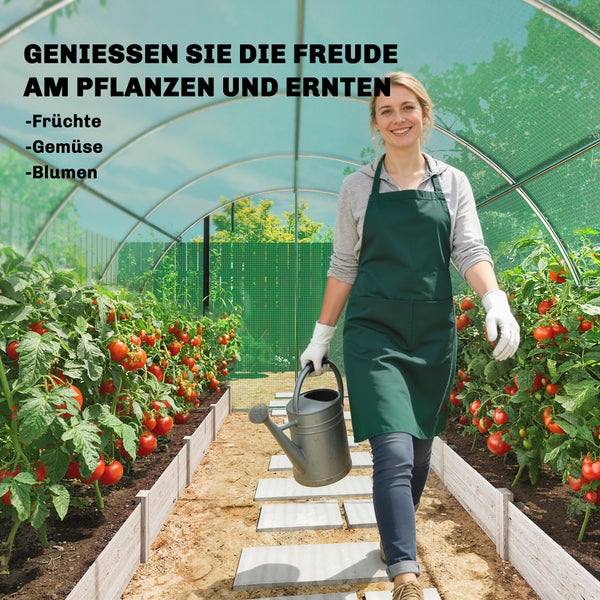 Eine Frau mit grüner Schürze und Gießkanne geht durch ein helles Gewächshaus mit Tomatenpflanzen in Hochbeeten.