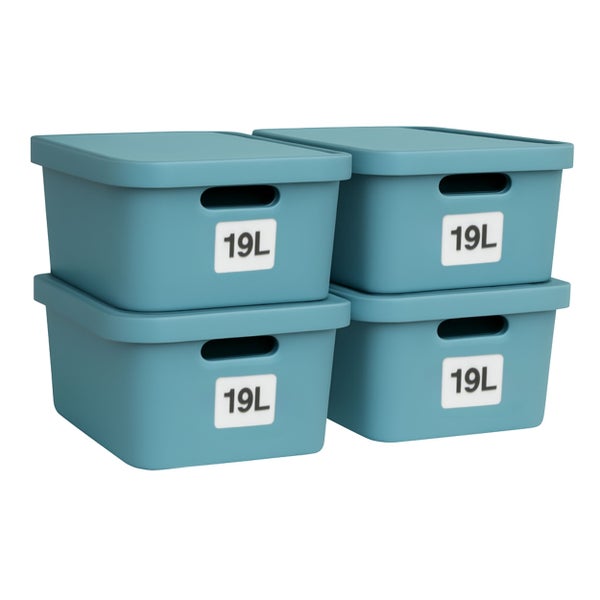 Vier blaue Aufbewahrungsboxen mit Deckel, je 19 Liter Fassungsvermögen, gestapelt.