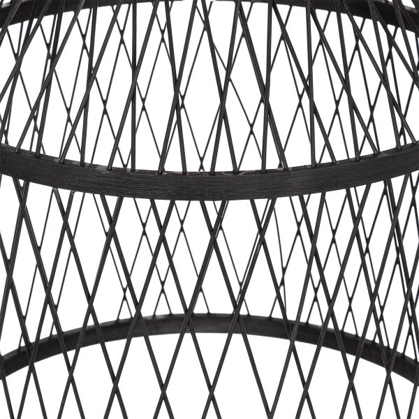 Detailansicht eines schwarzen Drahtgeflechts mit Rautenmuster und horizontalen Ringen.