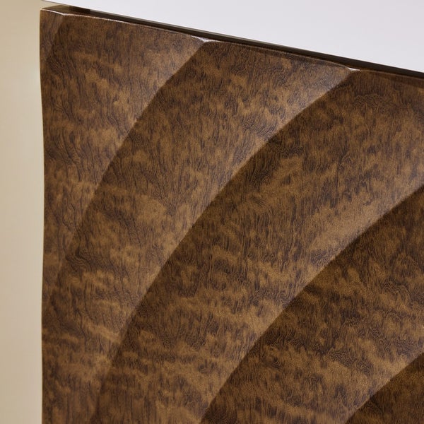 Nahaufnahme einer braunen Wandverkleidung mit wellenförmiger Struktur