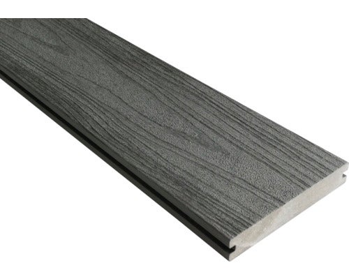 Graue Terrassendiele aus Holz-Kunststoff-Verbundwerkstoff mit Holzmaserung und seitlicher Nut.