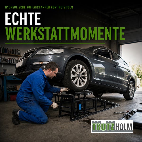 Auto auf einer hydraulischen Auffahrrampe aus Stahl von Trutzholm in einer hellen Werkstatt. Ein Mechaniker arbeitet am Fahrzeug. Trutzholm Logo.