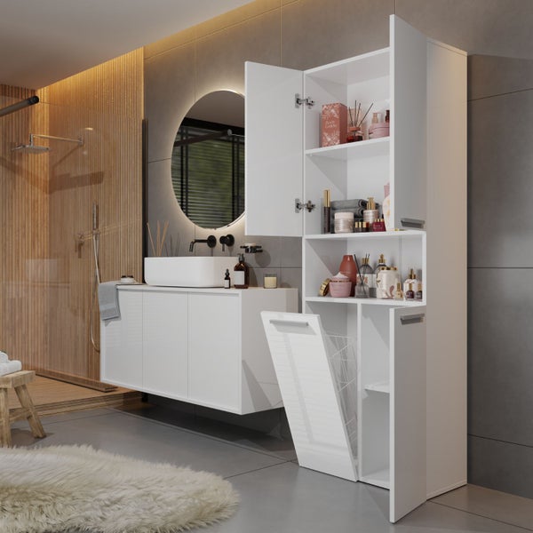 Modernes Badezimmer mit Waschbecken, Spiegel und offenem Badschrank