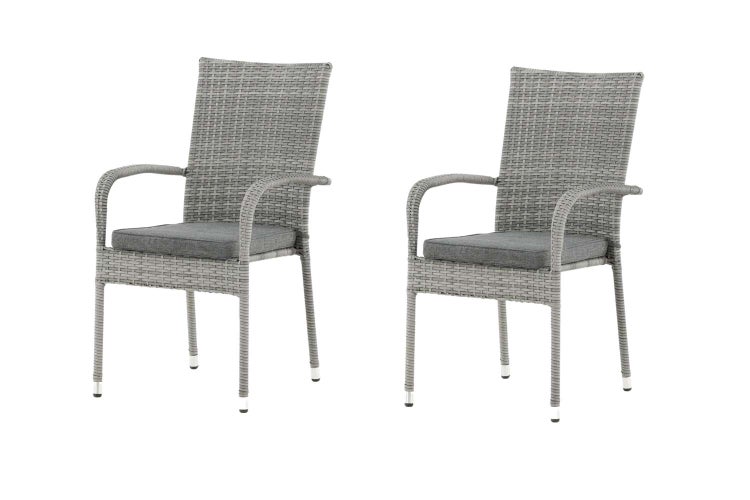 Zweier-Set Gartenstühle aus grauem Polyrattan mit grauen Sitzkissen und Armlehnen.