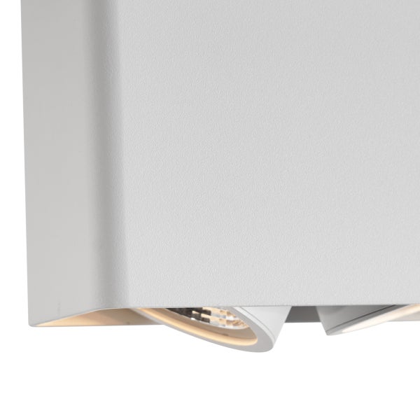 Nahaufnahme einer weißen Außenwandleuchte mit zwei Leuchten