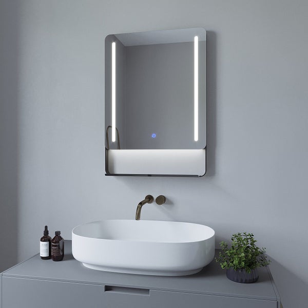 Wandspiegel mit integrierter LED Beleuchtung und Ablage über einem Aufsatzwaschbecken und Waschtischunterschrank in modernem Badezimmer