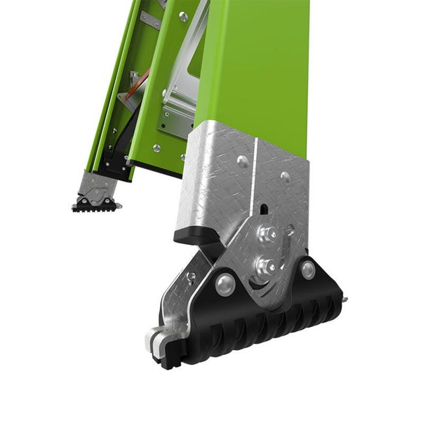 Detailansicht eines verstellbaren Gelenkfußes einer grünen Glasfaserleiter aus Metall mit schwarzer profilierter Kunststoffsohle.