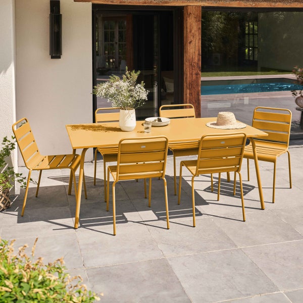 Moderne Garten-Essgruppe aus Metall mit rechteckigem Tisch und sechs Stühlen auf einer Steinterrasse neben einem Pool.