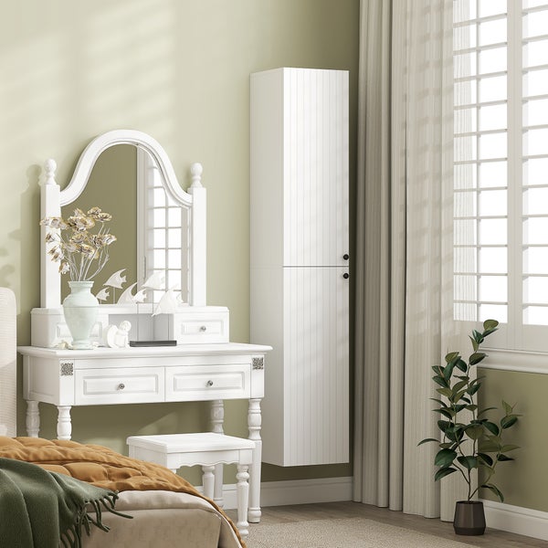 Helles Schlafzimmer mit weißem Schminktisch inklusive Spiegel, passendem Hocker und einem hohen Hängeschrank mit Lamellenfront.