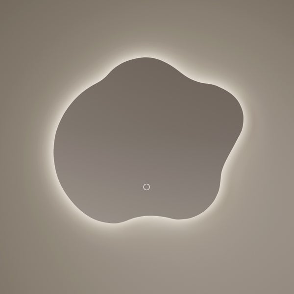 Unregelmäßig geformter Badezimmerspiegel mit integrierter Hintergrundbeleuchtung und Berührungssensor.
