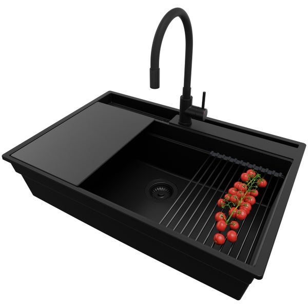 Schwarze Küchenspüle mit Abtropffläche, Armatur und Tomatenrispe