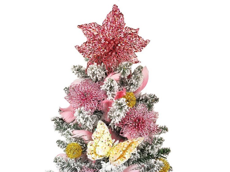 Weihnachtsbaumspitze mit Weihnachtssternblumen und Schmetterling als Baumschmuck dekoriert