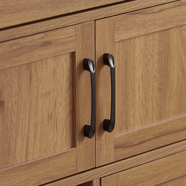 Detailansicht eines Schranks mit Holzstruktur und schwarzen Griffen