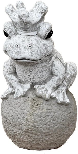 Gartenfigur Froschkönig mit Krone auf einer strukturierten Kugel sitzend, in Steinoptik