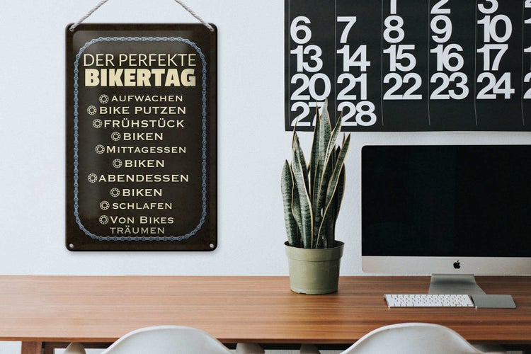 Metallschrank mit offenen Türen und Regalen