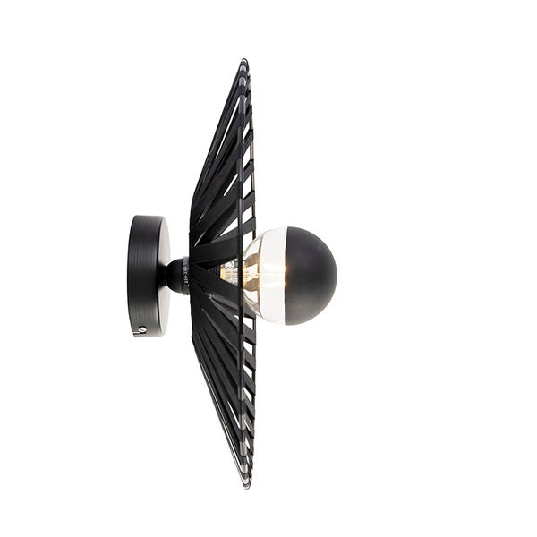 Moderne Wandleuchte aus schwarzem Metall mit fächerförmigen Streben und dekorativem Leuchtmittel.