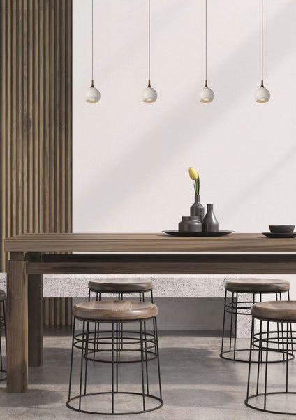 Esszimmer mit Holztisch, Barhockern, Pendelleuchten und dekorativen Vasen