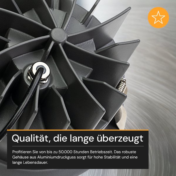 Detailansicht eines Gehäuses aus Aluminiumdruckguss mit Kühlrippen und Qualitätssymbol für Stabilität und eine lange Lebensdauer.