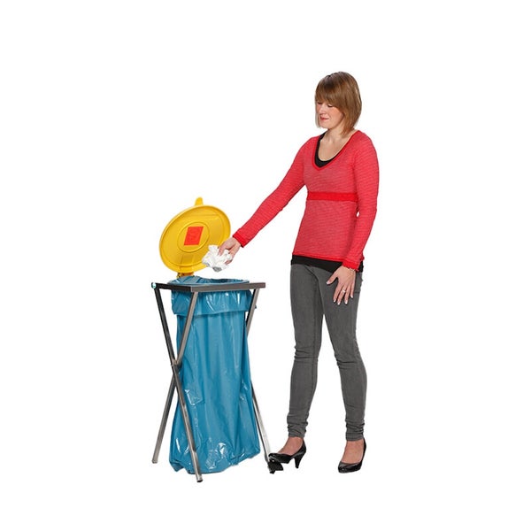 Müllsackständer aus Metall mit Deckel und Fußpedal, Anwendung durch eine Person.