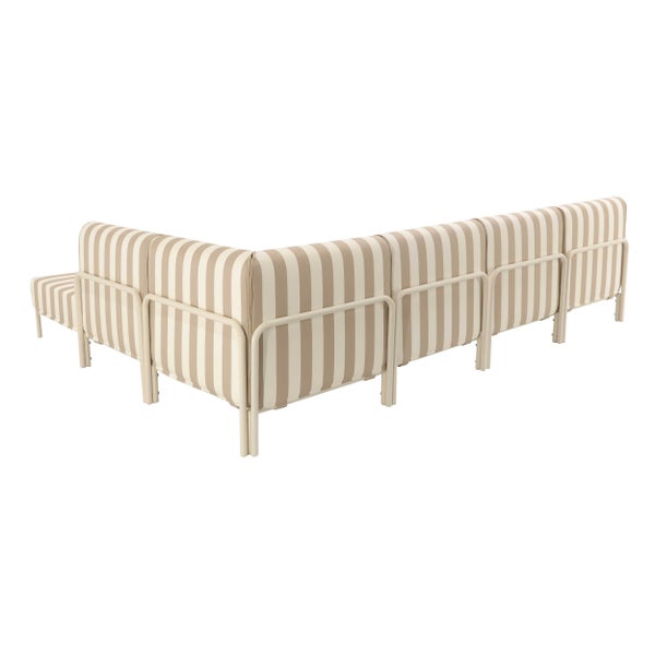 Rückansicht eines modularen Lounge-Ecksofas mit gestreiften Kissen und einem hellen Metallgestell.