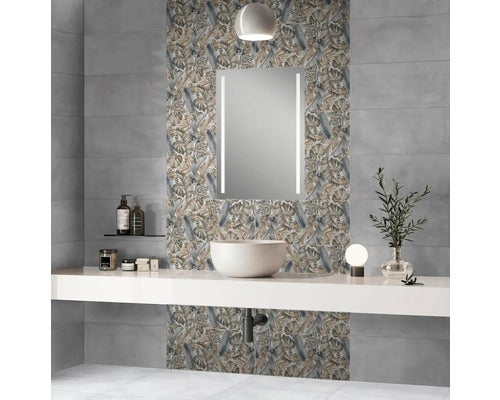 Modernes Badezimmer mit Waschbecken, Spiegel und floral gemusterten Fliesen