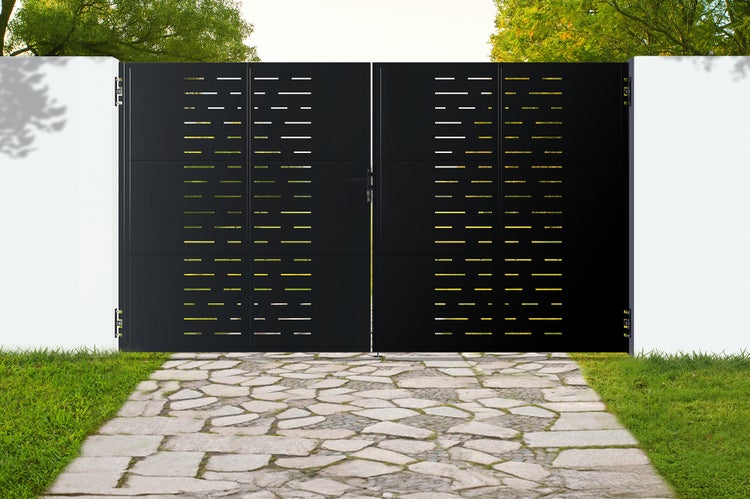 Doppelflügeltor mit horizontalen Aussparungen zwischen zwei Mauern