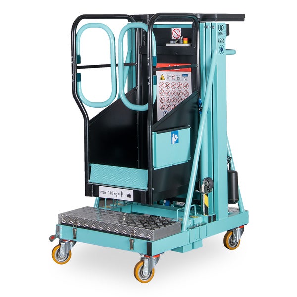 Mobile Arbeitsbühne mit Korb, vier Rollen und rutschfester Plattform aus Riffelblech. Maximale Traglast einhundertvierzig Kilogramm.