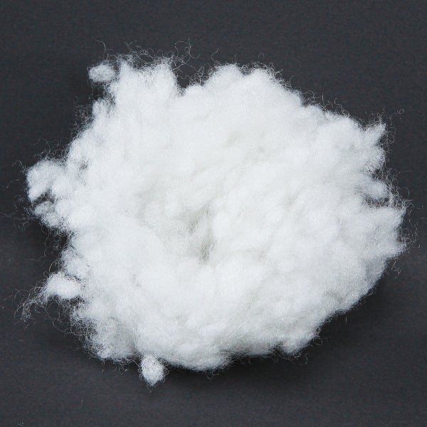 Weiße Füllwatte aus weichen Synthetikfasern zum Basteln und Befüllen von Kissen.