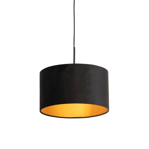 Pendelleuchte mit zylindrischem Textilschirm, außen schwarz und innen goldfarben, an schwarzer Abhängung.