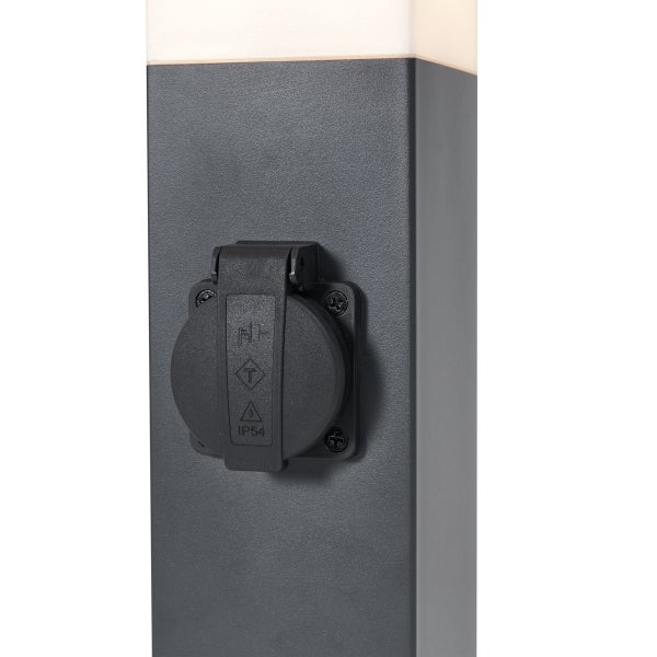 Außenleuchte mit integrierter Steckdose, Klappdeckel und Schutzart IP54 gegen Staub und Spritzwasser.