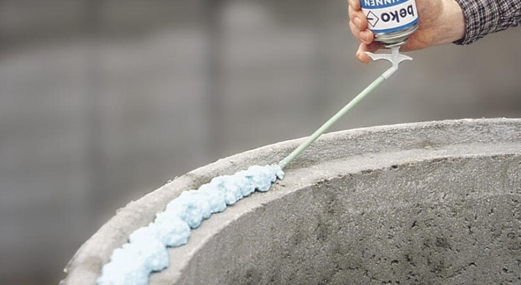 Anwendung von Montageschaum auf Beton mit Beko Logo.