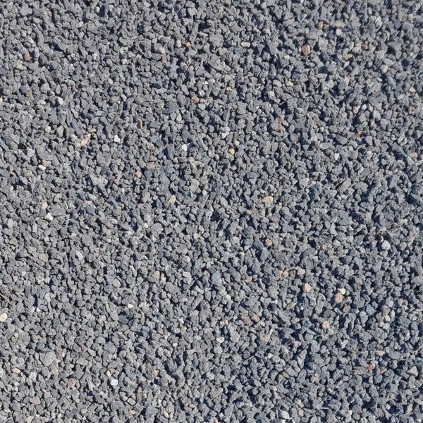 Grauer, feiner Lavasplitt aus Lavagestein für die Garten- und Weggestaltung.