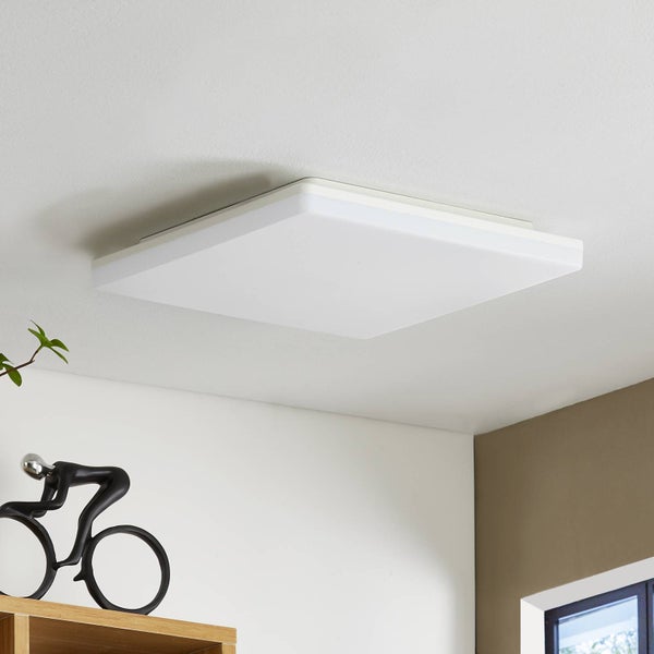 Quadratische LED-Deckenleuchte mit flachem Design an einer Zimmerdecke in einem hellen Raum montiert.