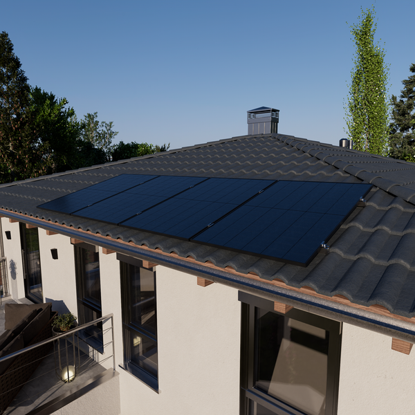 Vier Photovoltaik-Module auf einem dunklen Ziegeldach eines modernen Wohnhauses.