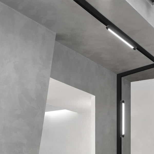 Modernes Interieur mit linearen Decken- und Wandleuchten in einem minimalistischen Design