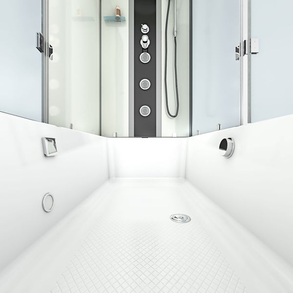 Innenansicht einer modernen Komplettduschkabine mit weißer Duschwanne, Glaselementen und einem schwarzen Paneel mit Massagedüsen und Armaturen.