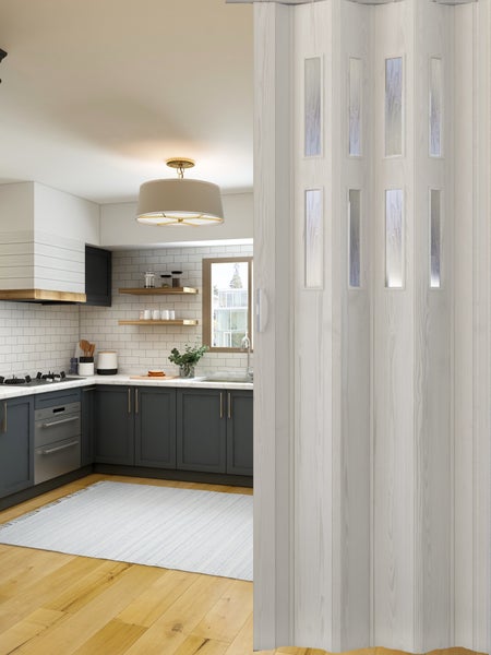 Faltrahmentür mit Glaseinsätzen vor einer Küche