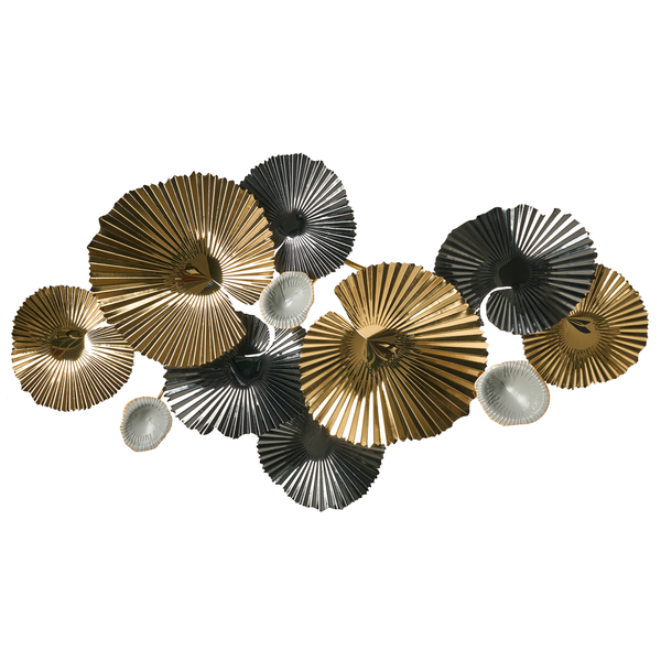 Dekorative Wanddekoration mit goldenen und silbernen Blättern