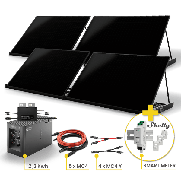 Solaranlage mit Solarmodulen, Wechselrichter, Kabeln und Smart Meter