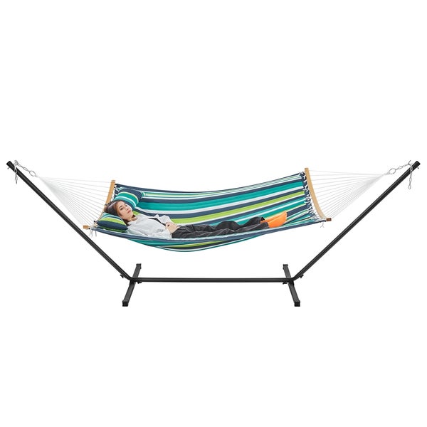 Gestreifte Hängematte mit Metallgestell und Kissen mit entspannender Person