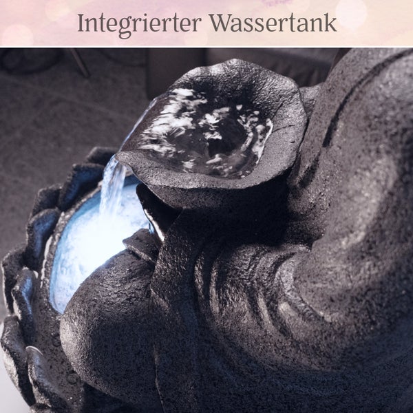 Gartenbrunnen mit integriertem Wassertank, Wasser fließt aus einer Schale in ein beleuchtetes Becken, Steinoptik.