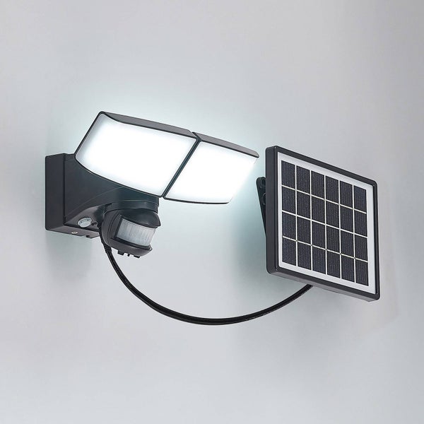 Schwarzer Solar-LED-Wandstrahler mit zwei verstellbaren Köpfen, einem Bewegungsmelder und einem separaten Solarpanel mit Verbindungskabel.