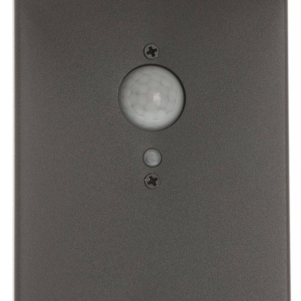 Nahaufnahme eines Bewegungsmelders und Dämmerungssensors an einer Außenleuchte.