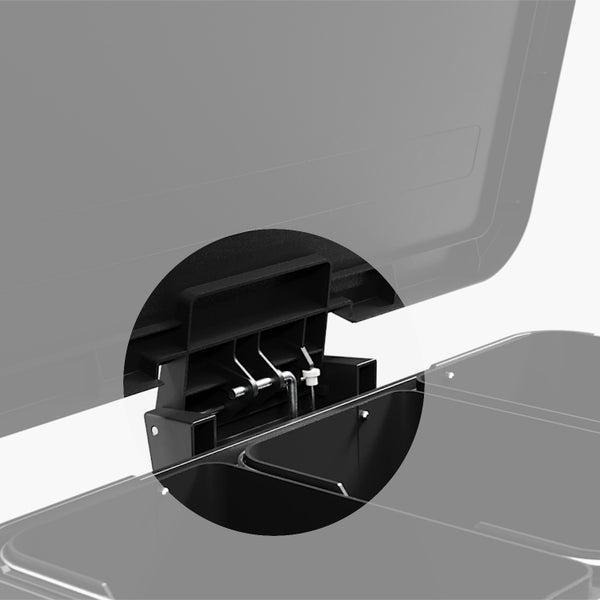 Detailansicht des Scharniermechanismus eines Mülltrennsystems mit Kunststoffbehältern.