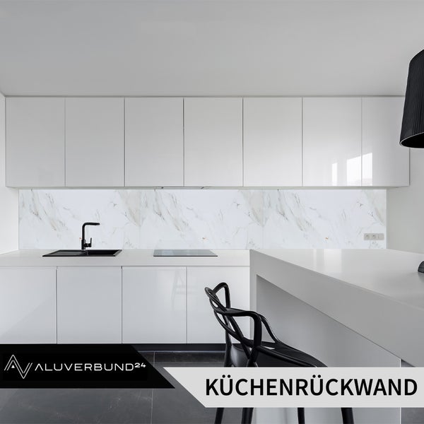 Moderne Küche mit weißer Küchenrückwand in Marmoroptik