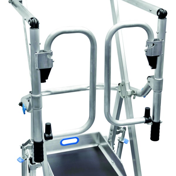 Detailansicht einer Arbeitsbühne aus Aluminium mit Haltegriff und Ablagefläche