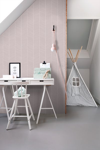 Helles Kinderzimmer mit Schreibtisch, Stuhl und Tipi-Zelt unter einem Dachfenster