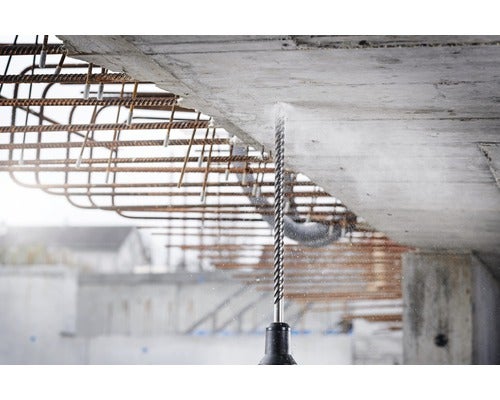 Bohrer bohrt durch eine Stahlbetondecke